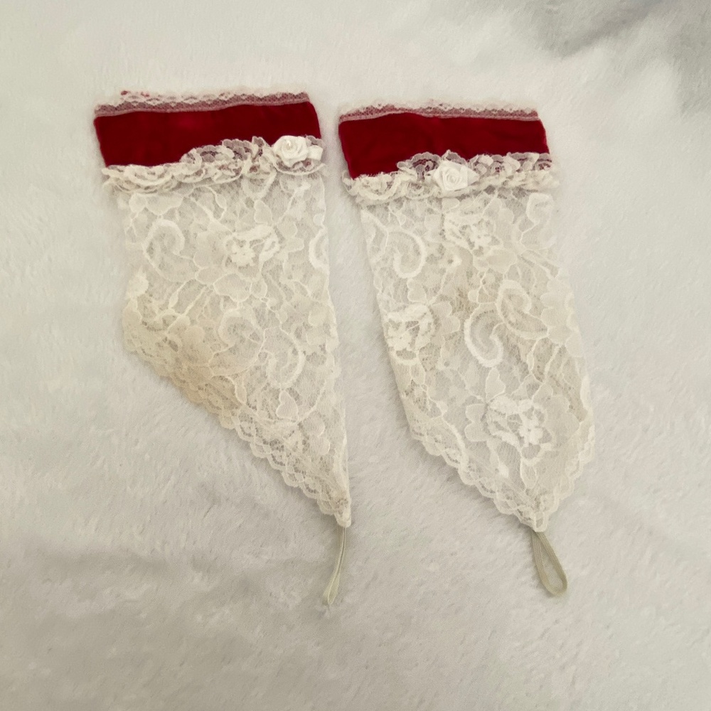 🎉 5 for $25 🎉 Frederick's of Hollywood Vintage Lace & Red Velvet Gloves Rose